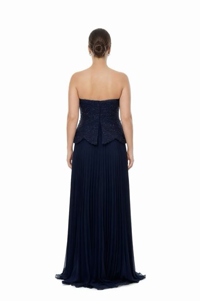 فستان سهرة أزرق داكن مطرز بالخرز بمقاسات كبيرة